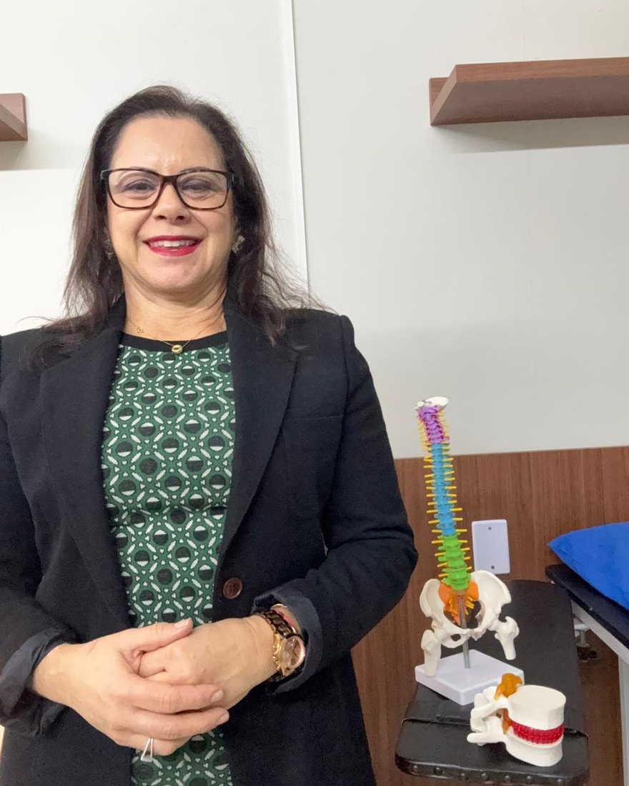 Cintia Almeida, fisioterapeuta especialista em coluna