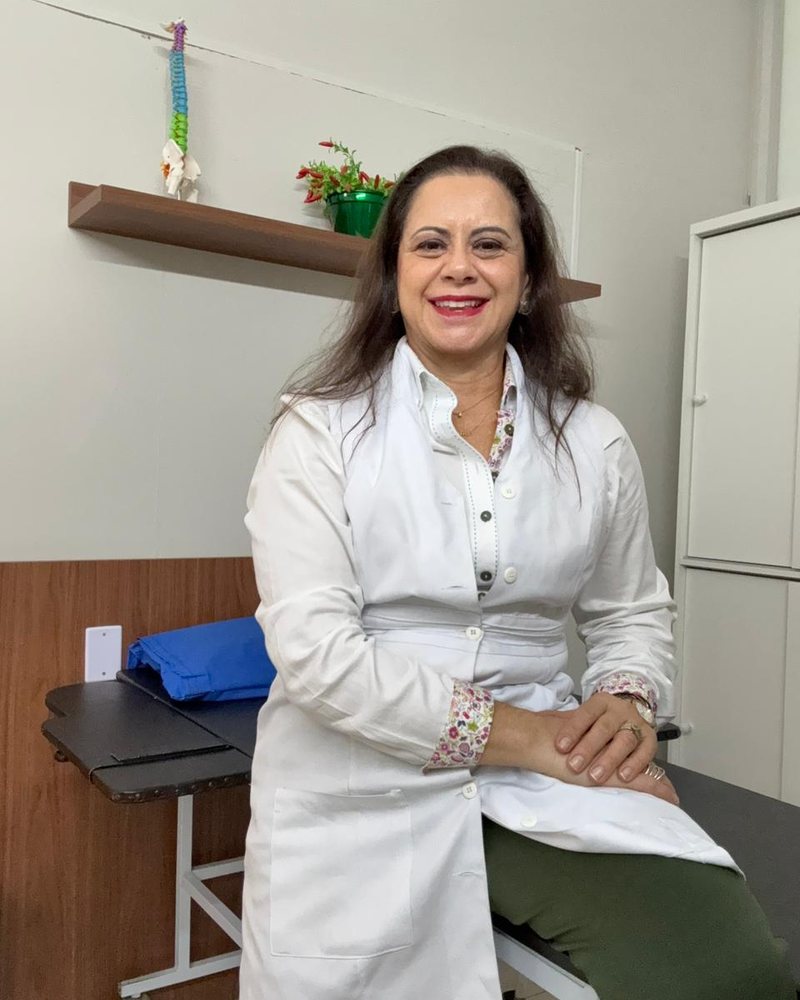 Cintia Almeida em atendimento na clínica em Monte Mor
